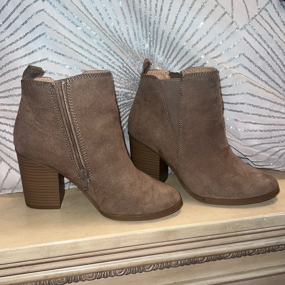 Express taupe/light brown ankle booties size 6 🤎